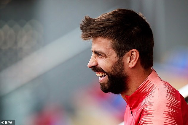 Gerrard Pique vẫn là thủ lĩnh hàng phòng ngự của đội chủ nhà. Nhiệm vụ của anh đêm nay là ngăn chặn Romelu Lukaku bên phía Manchester United. Một nhiệm vụ vừa dễ lại vừa khó với trung vệ kì cựu của Barca. Ảnh: EPA.