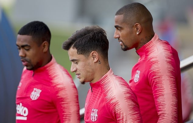 Philippe Coutinho (giữa) và Malcom (trái) đang trải qua giai đoạn khó khăn trong sự nghiệp tại sân Nou Camp. Coutinho có thể ra đi trong hè này vì không chiếm được vị trí chính thức. Trong khi đó, Malcom vừa mới đến nhưng cũng không để lại dấu ấn gì đáng kể. Ảnh: Getty.