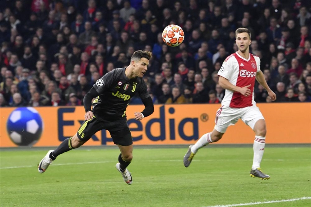 Ronaldo lập công tại sân của Ajax ở lượt đi. Ảnh: Goal.