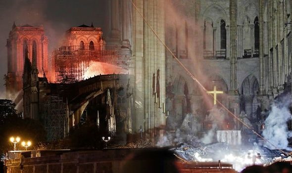 Ngọn lửa dữ dội đã tàn phá Nhà thờ Đức Bà, phá hủy ngọn lửa của nó và một phần lớn của mái nhà. Lính cứu hỏa đã chiến đấu để khống chế đám cháy, bắt đầu vào khoảng 6 giờ tối ngày thứ Hai.