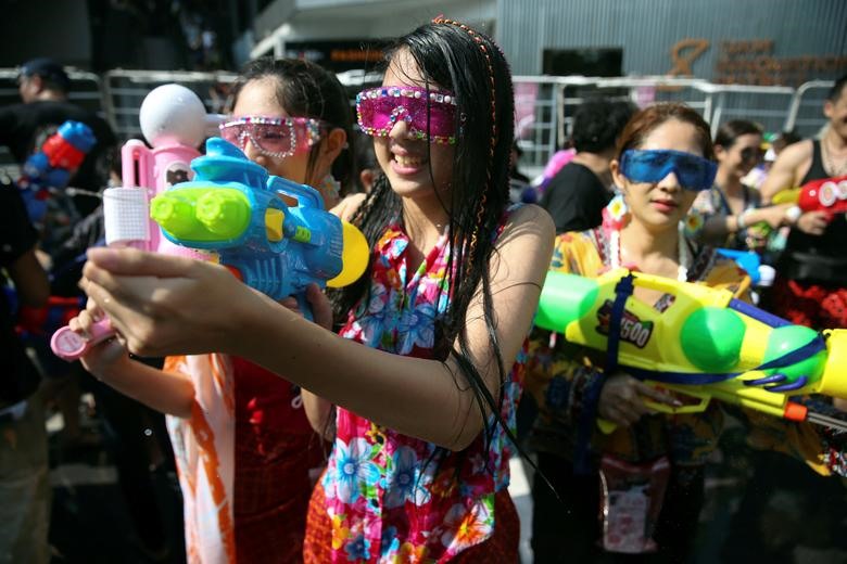 Đám đông tham gia lễ hội dùng súng nước bắn vào nhau.