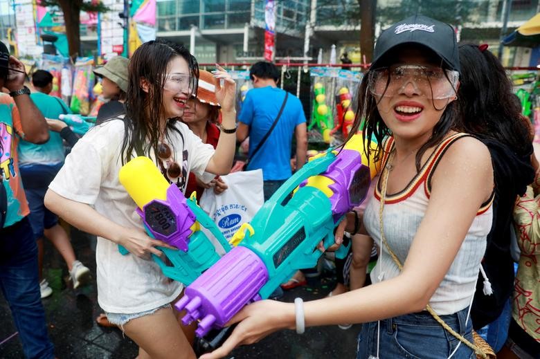 Những người tham gia lễ hội ở Bangkok đều ướt sũng nước.