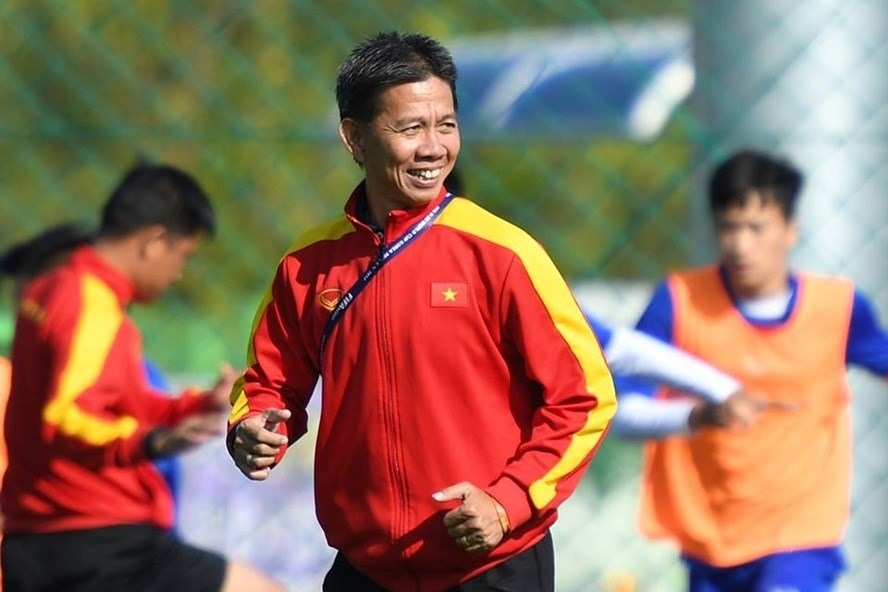 HLV Hoàng Anh Tuấn và các học trò sẽ tham dự giải U18 quốc tế tại Hong Kong (Trung Quốc).