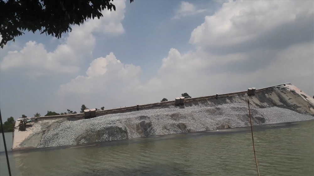 Chiếc sà lan bị nghiêng rồi lật úp trên sông Đồng Nai.