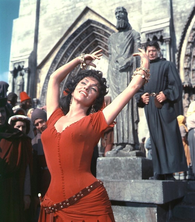 Là một trong những bản phim màu đầu tiên, Nhà thờ Đức Bà Paris khắc họa hình ảnh một Esmeralda đầy gợi cảm trong bộ váy đỏ rực bó sát và diễn xuất cuốn hút của Gina Lollobrigida.