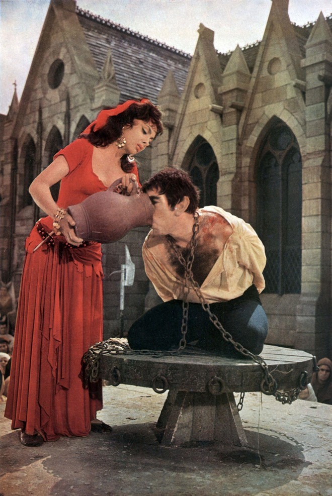 Cảnh kinh điển trên phim là nàng cho “thằng gù nhà thờ Đức Bà” Quasimodo uống nước. Vẻ đẹp và tấm lòng của Esmeralda đã thức tỉnh trái tim của “thằng gù“. Vai Quasimodo do tài tử Mỹ nổi tiếng Anthony Quinn thủ vai, được cho là dễ nhìn và bớt đáng sợ hơn nhiều so với rất nhiều phiên bản khác.