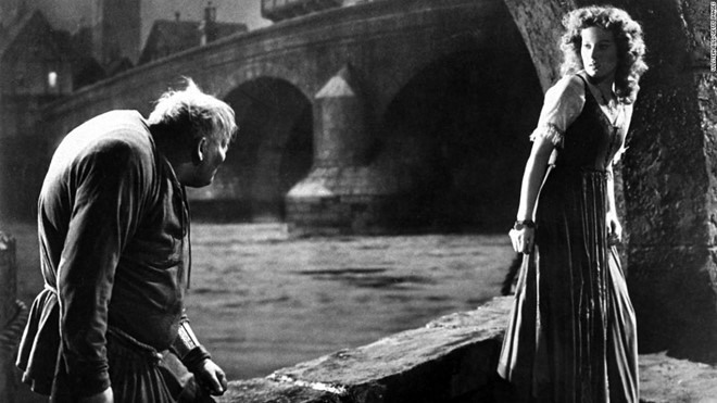 Bản phim năm 1939 được đánh giá là xuất sắc, được giới phê bình không ngớt lời khen ngợi với Charles Laughton (trong vai Quasimodo) và Maureen O'Hara.