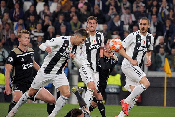 Ronaldo mở tỉ số bằng pha không chiến quen thuộc (Ảnh: Getty)
