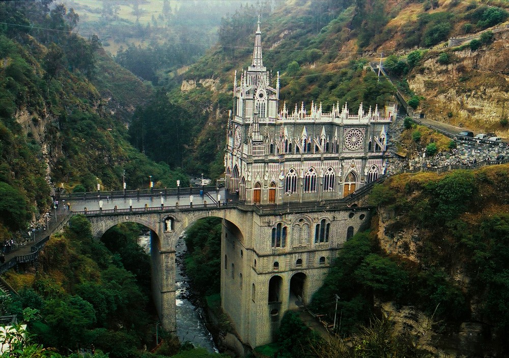 Các nhà thờ được xây dựng từ 1916-1944 sử dụng phong cách gothic phục hưng.Thánh đường Las Lajas là địa điểm du lịch và hành hương phổ biến từ thế kỷ thứ 18. Ảnh: GoMad Nomad