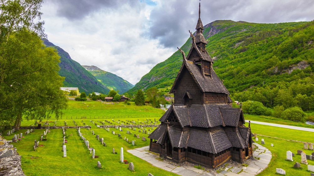 Đây là một trong những nhà thờ làm bằng ván cổ nhất được bảo quản ở Na Uy, tọa lạc ở làng Borgund. Nhà thờ ván gỗ này có từ thời trung cổ có nhiều ý nghĩa đến toàn cầu. Các nền tảng đá vững chắc đã giữ cho nhà thờ tồn tại đến ngày nay.