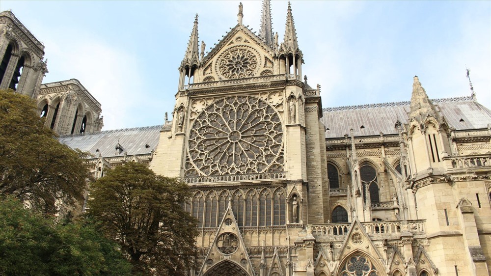 Nhà thờ Đức Bà Paris được xem là trái tim của thủ đô Paris và đây cũng là công trình có kiến trúc cổ xưa độc đáo nhất thế giới. Nhà thờ Đức Bà Paris là một nhà thờ Công giáo tiêu biểu cho phong cách kiến trúc gothic của Paris.