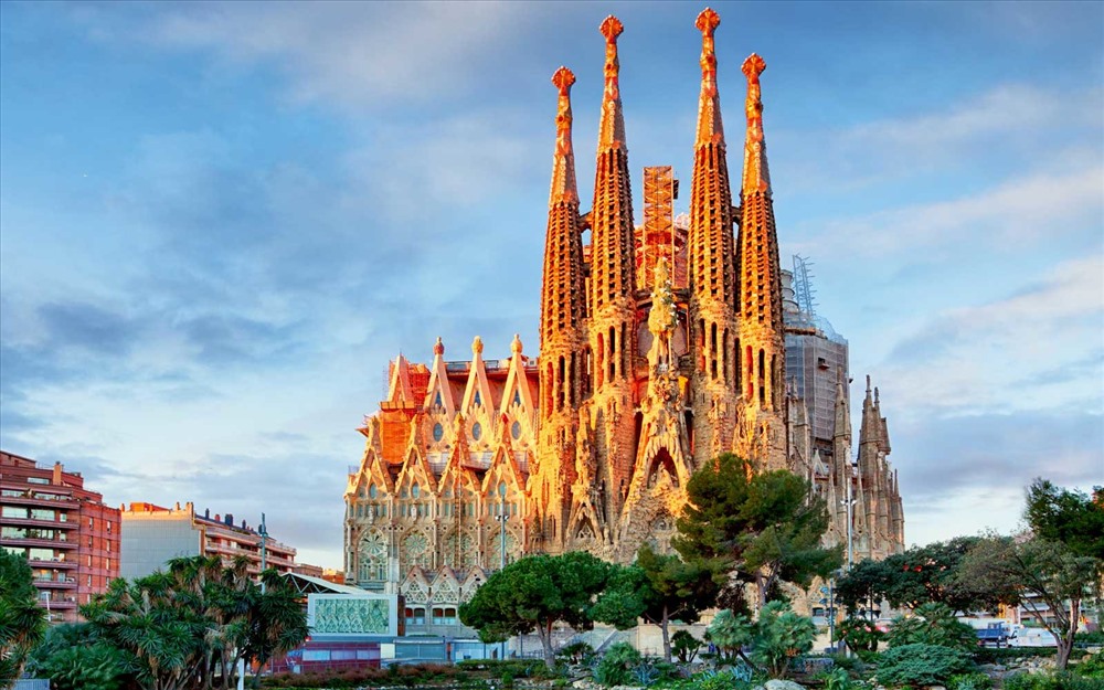 Nhà thờ Sagrada Familia là một trong những kiến trúc biểu tượng của Barcelona. Nhà thờ được thiết kế bởi kiến trúc sư nổi tiếng người Catalan Antoni Gaudi với lối kiến trúc kết hợp giữa Gothic truyền thống và Art Nouveau hiện đại. Đặc biệt, nhà thờ được khởi công xây dựng vào năm 1882 nhưng đến nay vẫn chưa hoàn thành. Công trình được UNESCO công nhận là Di sản Thế giới. Ảnh: Travel + Leisure