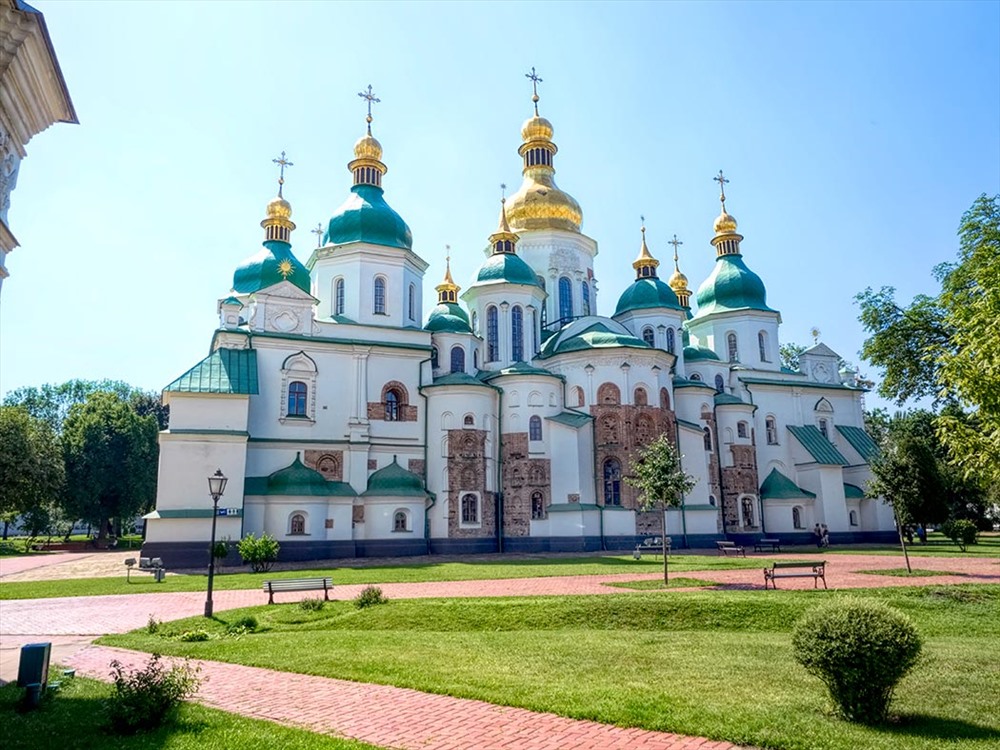 Nằm tại trung tâm thủ đô Kiev của Ukraine, nhà thờ thánh Sophia được mệnh danh là một trong những nhà thờ cổ tráng lệ nhất thế giới. Nhà thờ được thiết kế bởi kiến trúc sư nổi tiếng Octaviano Mancini. Năm 1990, UNESCO đã công nhận nhà thờ chính tòa Thánh Sophia này là di sản thế giới của Ukraine. Ảnh: Hole in the Donut Cultural Travel