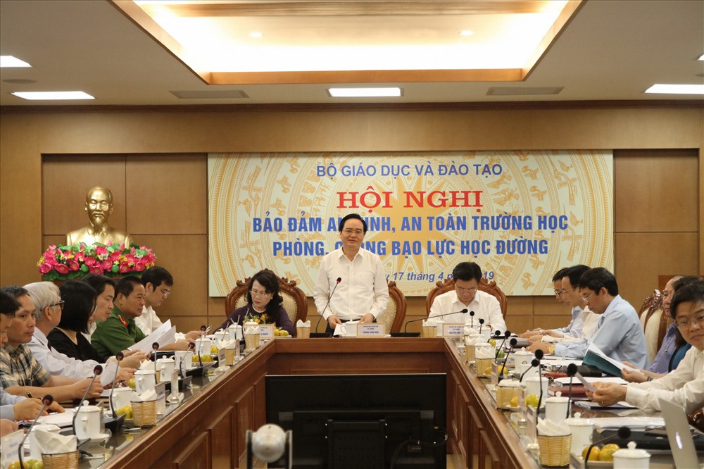 Bộ trưởng Phùng Xuân Nhạ chủ trì hội nghị. 