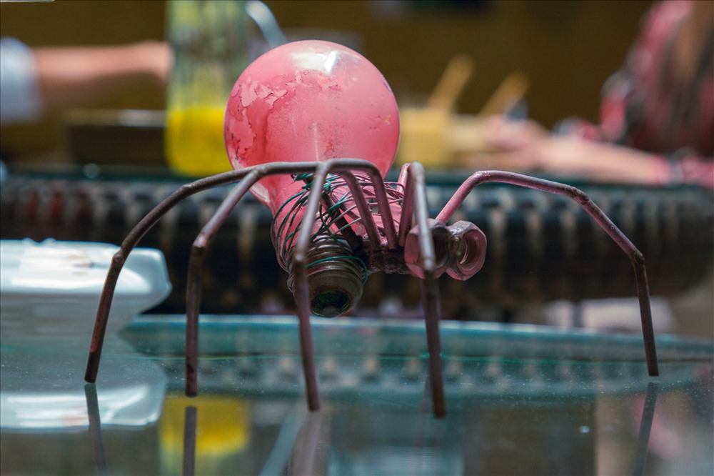 Mô hình con nhện được tái sử dụng và thiết kế từ bóng đèn, ốc vít, thanh sắt và dây thép. Khách đến đây đều vô cùng thích thú trước những mô hình sáng tạo này. 