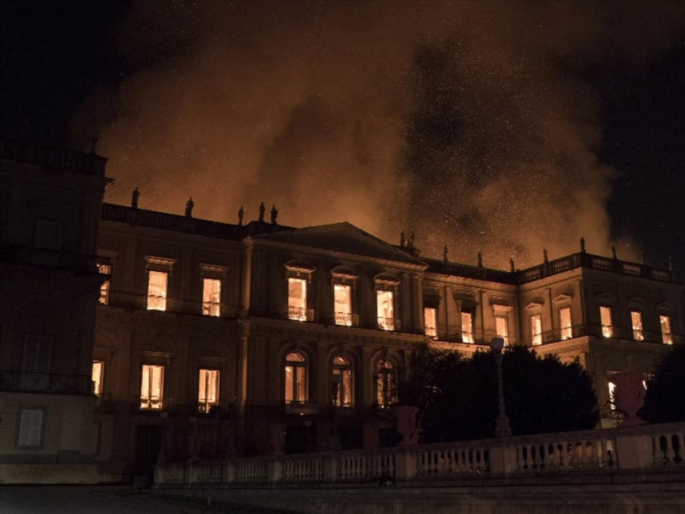 Một bảo tàng 200 năm tuổi tại thành phố Rio de Janeiro, Brazil đã chìm trong biển lửa hôm 2.9.2018 (giờ địa phương). Bảo tàng Quốc gia Brazil là tổ chức khoa học lâu đời nhất tại Brazil và là một trong những bảo tàng về lịch sử tự nhiên và nhân chủng học lớn nhất châu Mỹ. Ảnh: Sky News