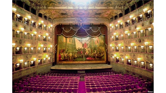 Năm 1994, nhà hát Gran Teatre del Liceu của Barcelona (Tây Ban Nha) bị lửa thiêu rụi. Nhà hát Liceu là một trong những di sản văn hóa lớn nhất của Tây Ban Nha. Nhà hát 150 năm tuổi bị thiêu rụi gần như hoàn toàn, chỉ còn lại sảnh chờ và mái vòm hình móng ngựa ở thính đường. 