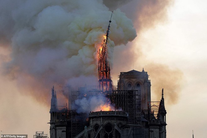 Vụ cháy xảy ra hôm 15.4 với ngọn lửa bắt nguồn từ mái vòm bằng gỗ của thánh đường và lan ra toàn bộ phần mái của công trình, phá hủy đỉnh chóp của tòa nhà. Ảnh: AFP