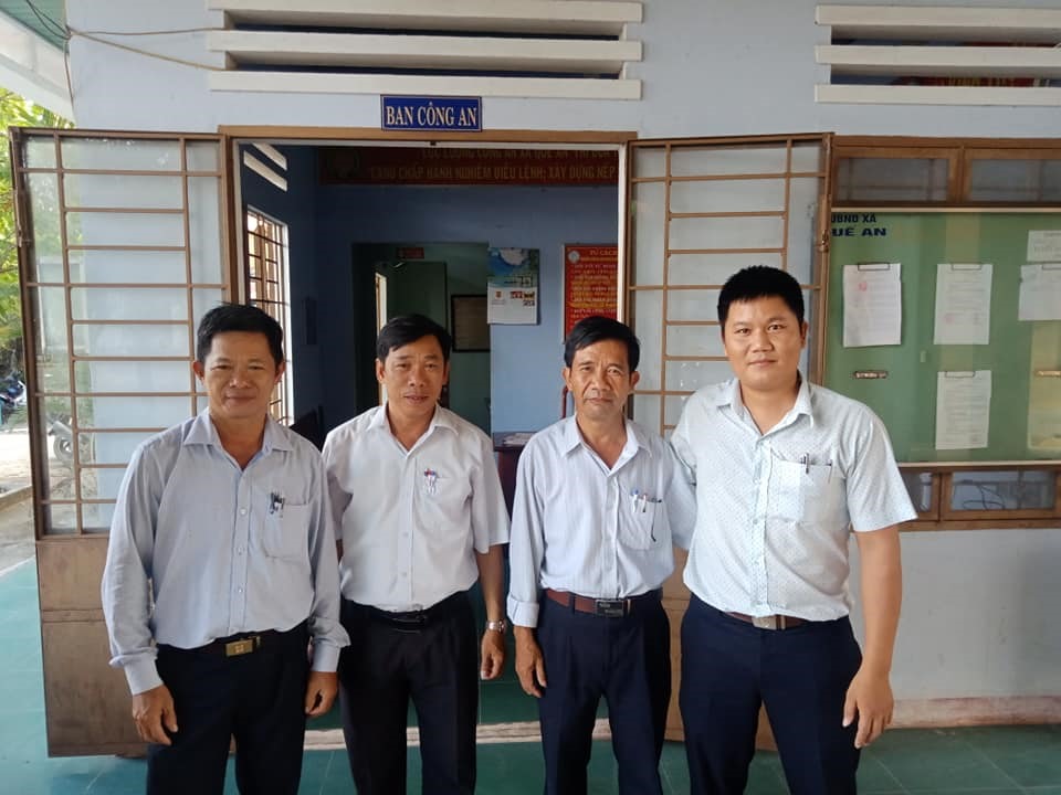 Anh Mai Minh Thành (phía ngoài cùng bên phải). Ảnh: facebook nhân vật