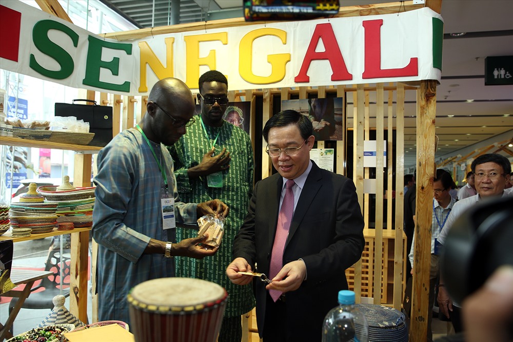 Phó Thủ tướng thăm khu trưng bày sản phẩm OCOP của DN đến từ Senegal. Ảnh: VGP/Thành Chung