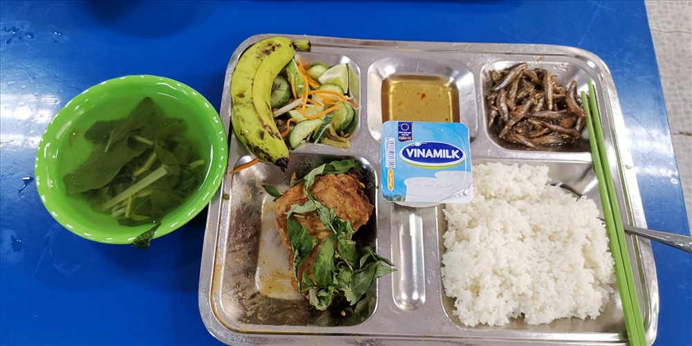 Khẩu phần ăn của CNLĐ HVS từ giữa tháng 4 có thêm món sữa chua hoặc nước giải nhiệt và nhiều phúc lợi khác. Ảnh: H.N
