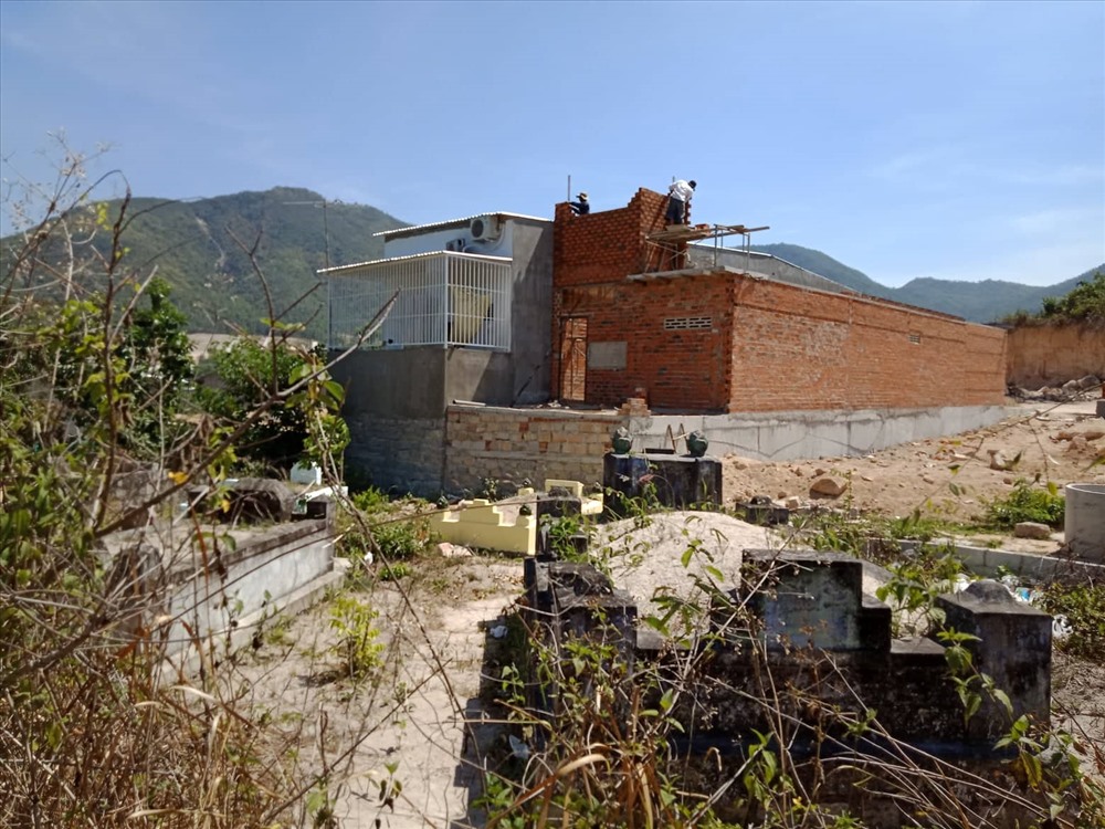 Nhà cửa xây dựng áp sát nghĩa trang trên núi Đất (xã Phước Đồng, TP Nha Trang, Khánh Hòa). Ảnh: PV