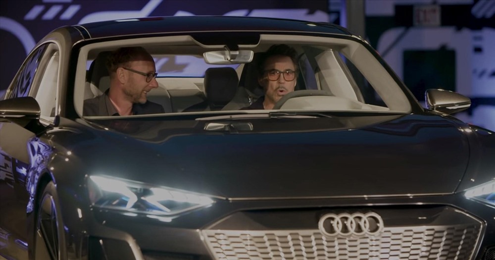 Endgame được đồn đoán là bộ phim cuối cùng có sự góp mặt của Iron Man. Trước khi ra mắt bộ phim, Robert Downey Jr. đã bóng gió về sự góp mặt của siêu xe điện Audi e-tron GT Concept. Đây cũng có thể là chiếc Audi cuối cùng được Tony Stark cầm lái trên phim.