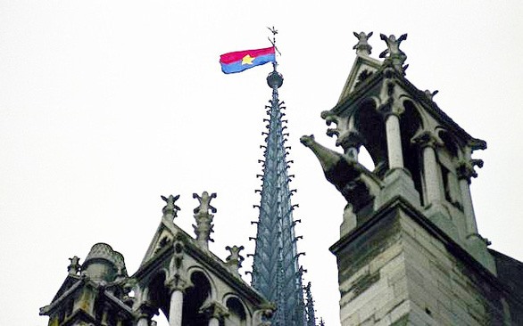 Lá cờ Mặt trận dân tộc giải phóng miền Nam Việt Nam trên đỉnh tháp nhà thờ Đức Bà Paris - Ảnh: AFP  