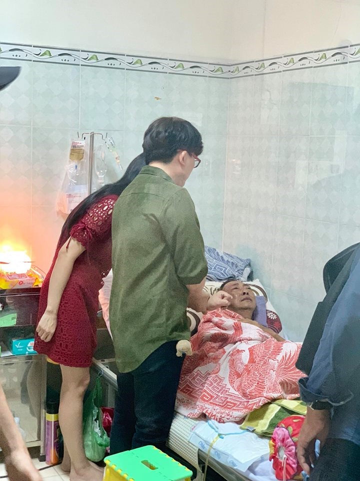 Các nghệ sĩ tới thăm và trao tiền quyên góp cho nghệ sĩ Lê Bình.
