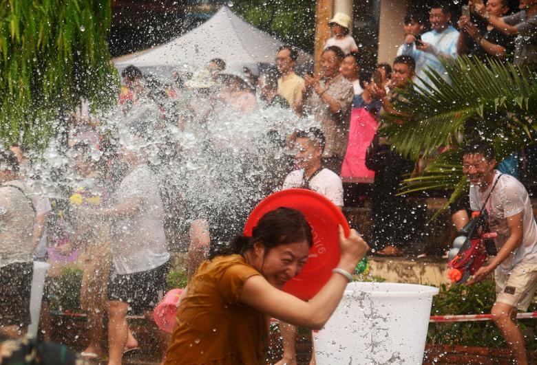 Tết té nước Songkran của người Thái Lan được mệnh danh là “đại chiến súng nước lớn nhất thế giới“. Không chỉ té nước vào nhau để cầu chúc may mắn, dịp mừng năm mới của người Thái còn được du khách hưởng ứng bằng trò bắn súng nước. 