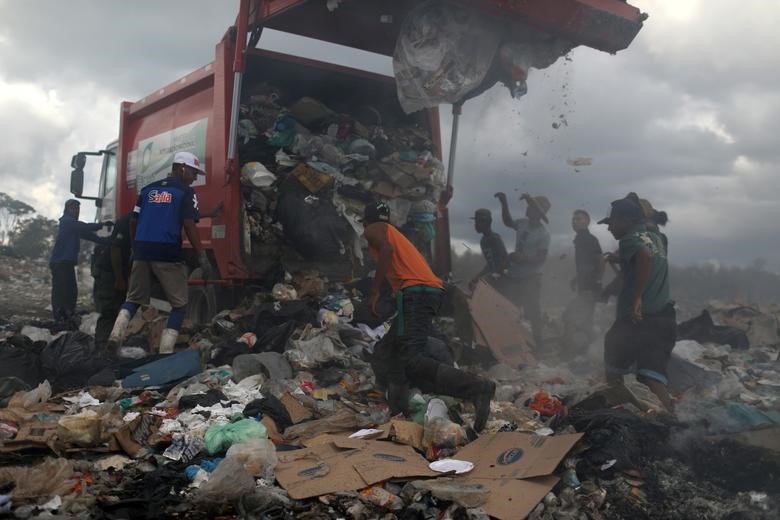 Khủng hoảng leo thang khiến hàng triệu người Venezuela phải tìm mọi cách để có thể tồn tại.Dù xung quanh là những con kền kền đói đậu đầy trên cây để chờ đến lượt, những người di cư Venezuela vẫn miệt mài bới rác để kiếm kim loại, nhựa, bìa cứng và thức ăn. Ảnh: Reuters.