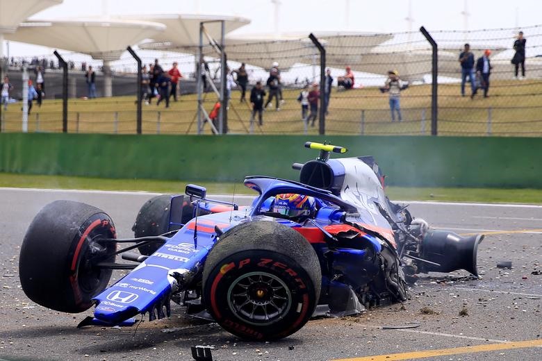 Tay đua Alexander Albon của đội Toro Rosso gặp nạn trong khi tập luyện cho Giải đua xe Công thức 1 Trung Quốc tại Trường đua Quốc tế Thượng Hải, Thượng Hải, Trung Quốc. Ảnh: Reuters.