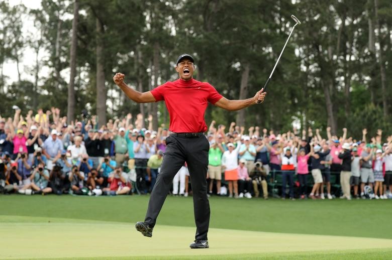 Trong vòng cuối của Masters 2019, Vận động viên Tiger Woods (Hoa Kỳ) đã có những cú đánh đỉnh cao ghi dấu lịch sử. Những gì thể hiện giúp Siêu Hổ lần thứ 5 vô địch Masters. Ảnh: Reuters.