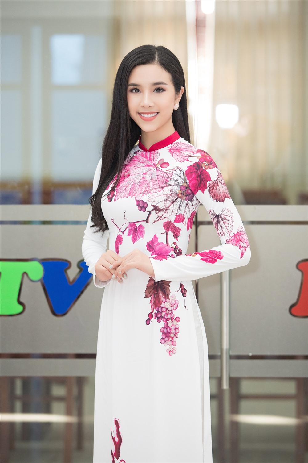 Tuy thường xuyên gặp gỡ trong công việc nhưng đây là lần đầu tiên top 3 Hoa hậu Việt Nam cùng nhau trở thành đại sứ của một lễ hội và được đích thân Tổng đạo diễn Hoàng Nhật Nam lên ý tưởng về trang phục, hình ảnh xuất hiện trong Lễ hội Nho vang lần này.