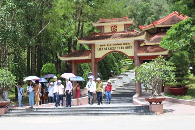 Du khách thập phương đi tham quan, dâng hương tại Nhà bia tưởng niệm TNXP toàn quốc thuộc Khu di tích lịch sử Ngã ba Đồng Lộc, huyện Can Lộc, tỉnh Hà Tĩnh. Ảnh: Trần Tuấn