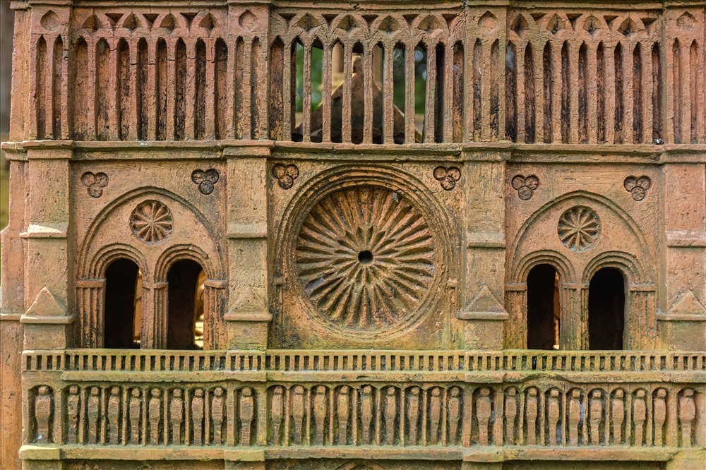 Từng chi tiết trong kiến trúc của Nhà thờ Đức Bà Paris được tái hiện rõ nét.