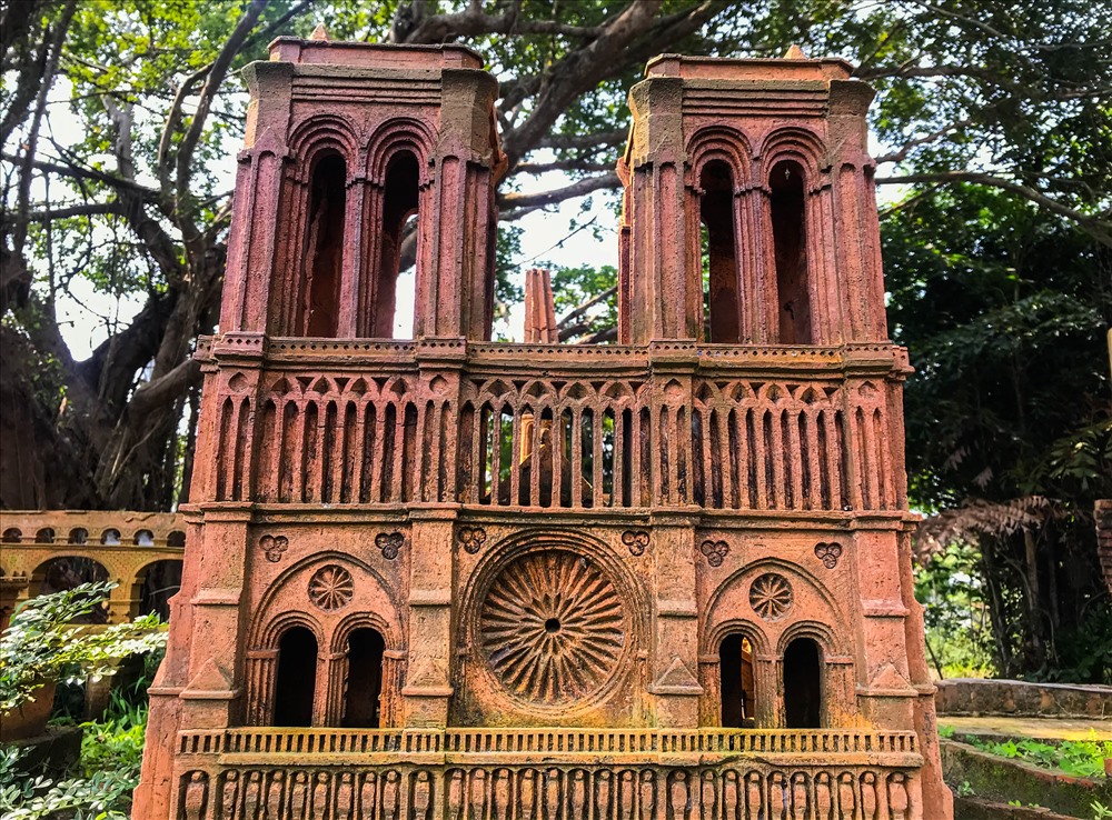 Mặt trước của nhà thờ Đức Bà Paris được làm bằng gốm ở làng gốm Thanh Hà, TP Hội An.