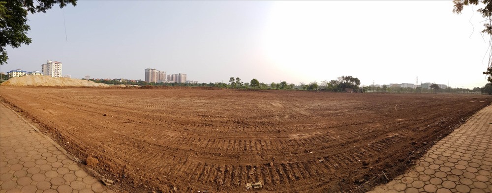Nhiều khu đất nằm trong KĐTM Việt Hưng (quận Long Biên) được chủ đầu tư chuyển nhượng cho các nhà đầu tư thứ phát nhưng đến nay vẫn bỏ hoang chưa triển khai.   