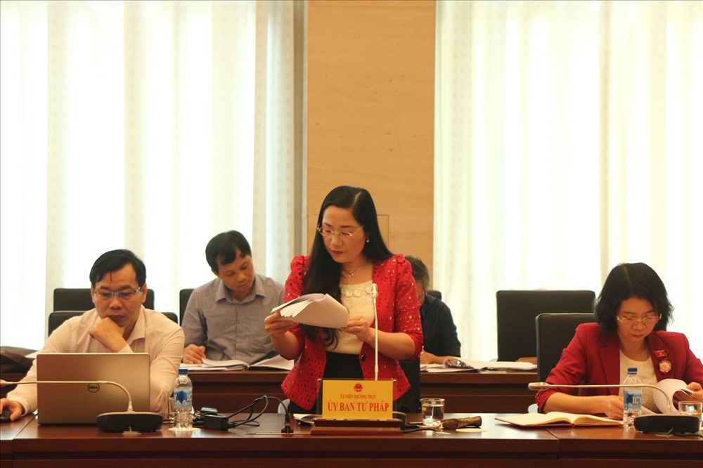 Bà Nguyễn Thị Thủy - Ủy viên thường trực Ủy ban Tư pháp báo cáo. Ảnh Trần Vương
