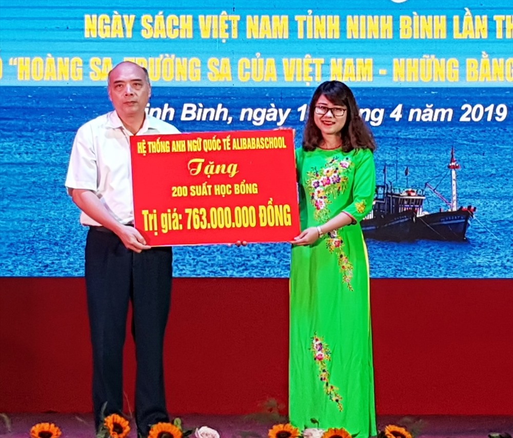 Đại diện lãnh đạo Sở GD&ĐT tỉnh Ninh Bình tiếp nhận học bỗng hỗ trợ học sinh nghèo vượt khó. Ảnh: NT