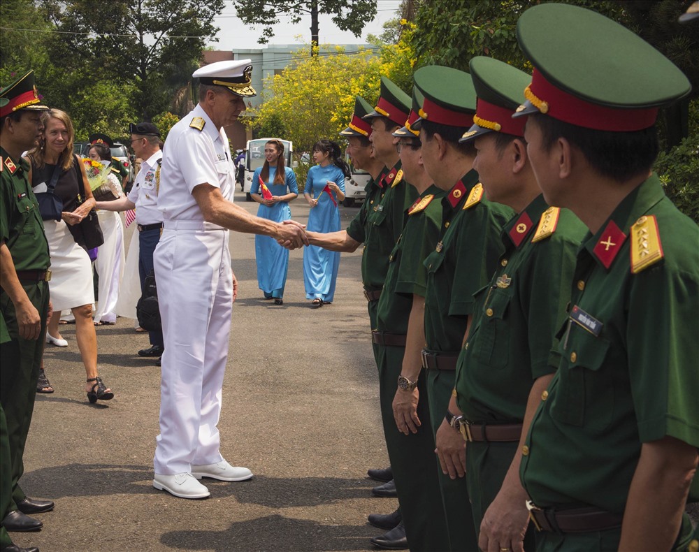 Đô đốc Philip Davidson gặp mặt các sĩ quan Việt Nam tham gia hỗ trợ Bệnh viện Quân đội 175 khi cùng Tổng Lãnh sự Mỹ tại TPHCM Mary Tarnowka tới thăm bệnh viện. Ảnh: ĐSQ Mỹ