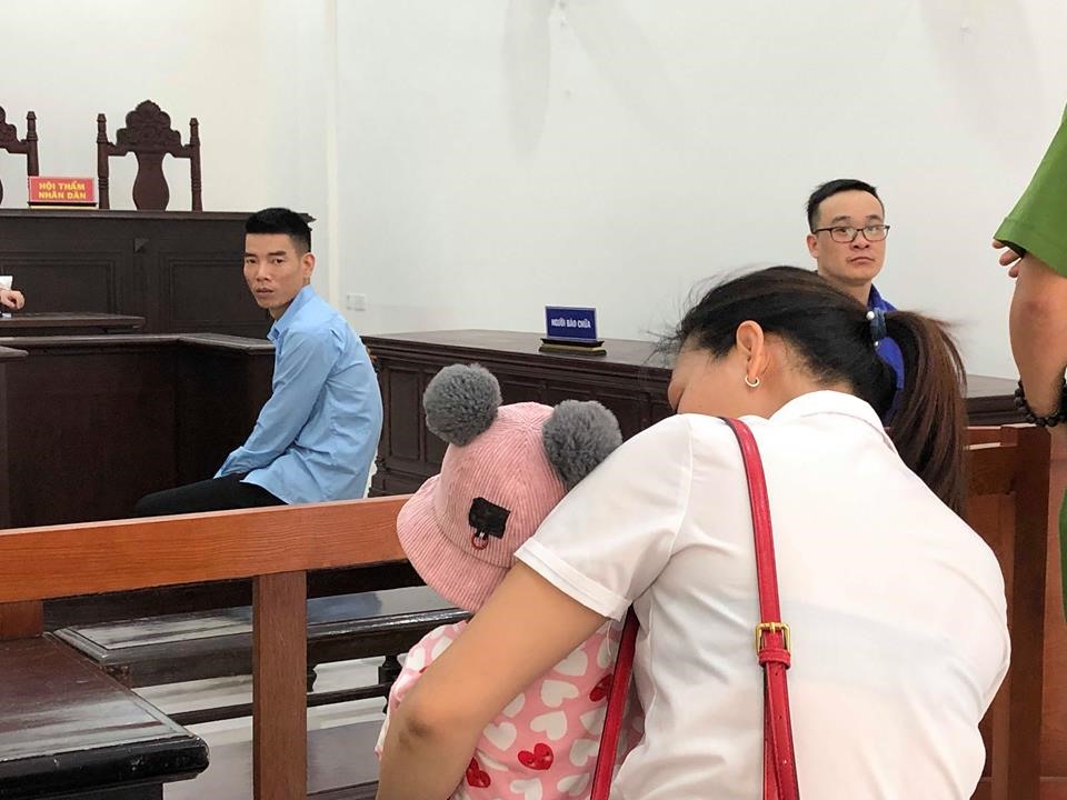Bị cáo Tùng nhìn con gái nhỏ trước khi nghe tuyên án.