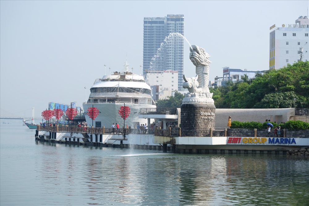 Bến du thuyền và CLB Thể thao dưới nước của tập đoàn DHC. Bên cạnh đó là bức tượng “Cá chép hóa rồng” đã được chọn làm biểu tượng cho bến du thuyền, cao 7.5 mét đúc từ gần 200 tấn đá cẩm thạch trắng, đặt trên khối đế cao 4.3 mét.
