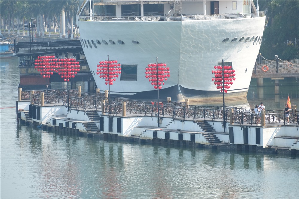 “Du thuyền DHC-Marina” là tòa nhà nổi trên sông.