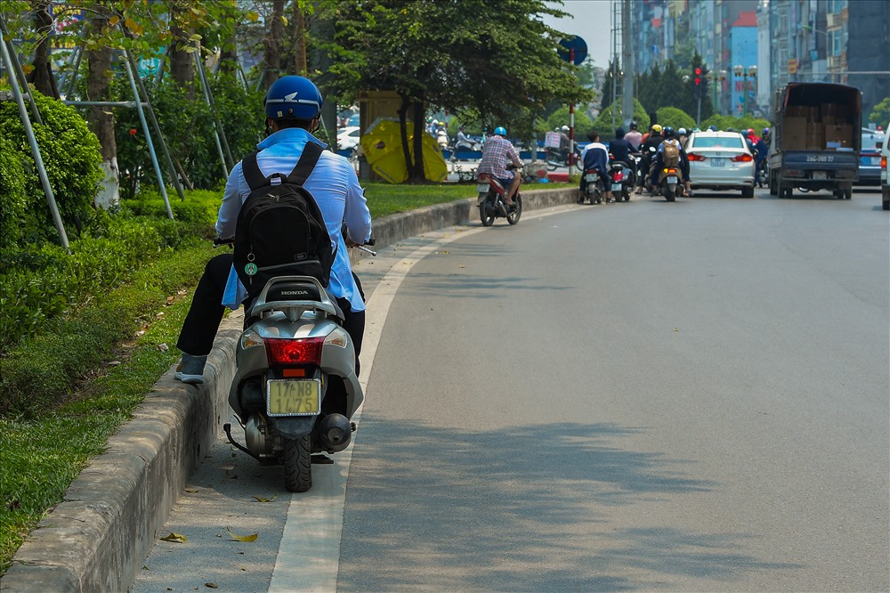 Trên nhiều tuyến phố chính ở Hà Nội, trong ngày 19.4, lượng người tham gia giao thông giảm hẳn do nắng nóng.