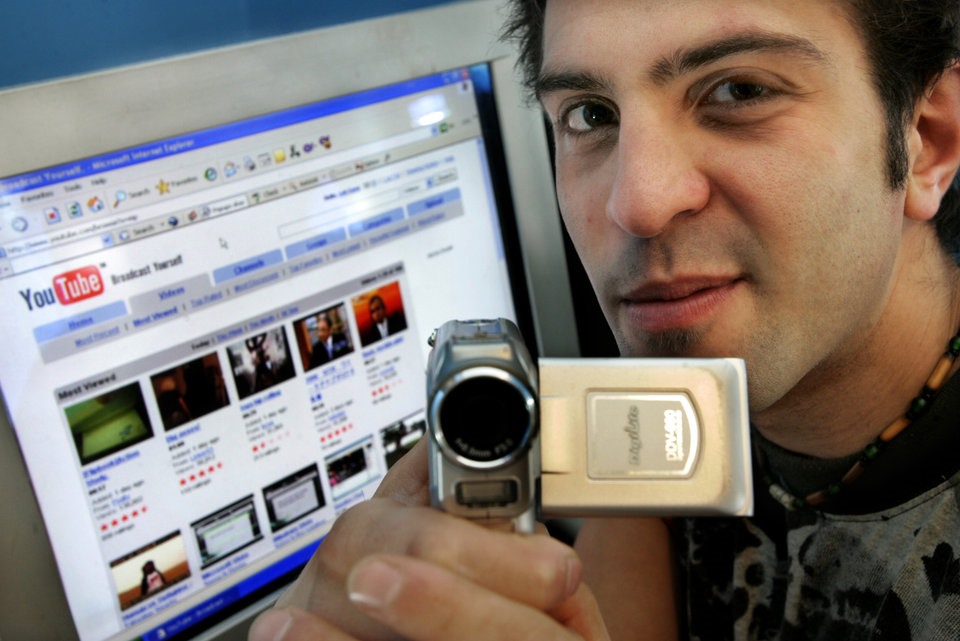 Đến năm 2006, Wojcicki đã chạy Google Video. Nhưng một trang web chia sẻ video miễn phí khác, YouTube, đã tạo ra tiếng vang tại thời điểm đó và thu hút hàng triệu người dùng.