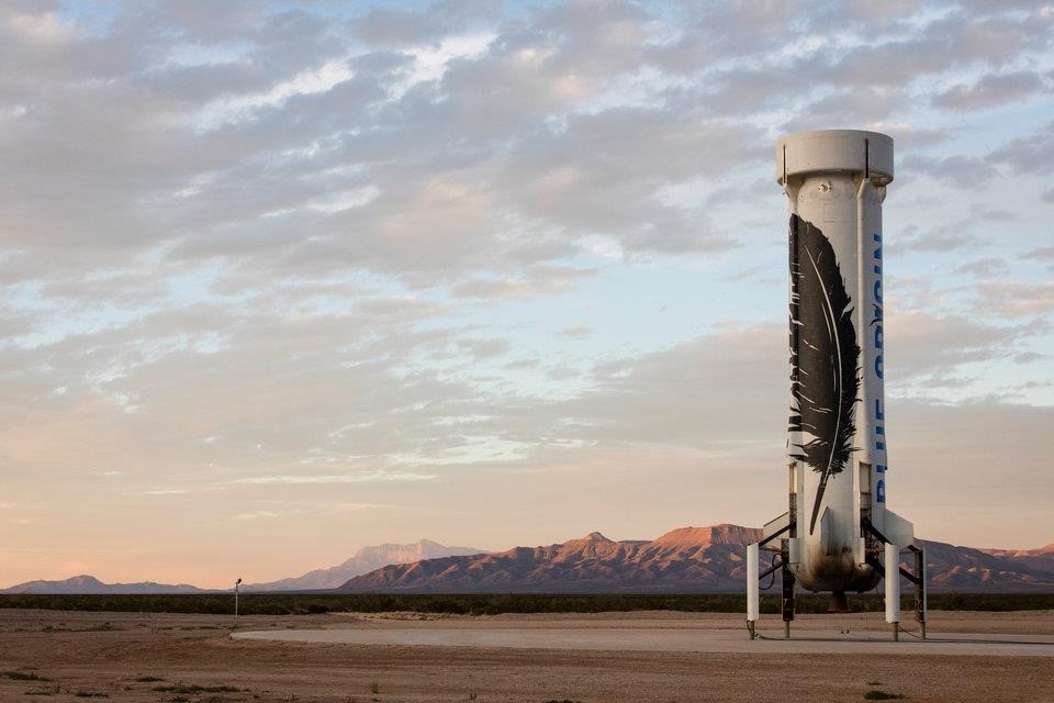 Gia đình Bezos cũng sở hữu khu đất rộng khoảng 121,4 km2 cách thị trấn Van Horn, bang Texas 30 dặm. Khu đất này dùng để phát triển Blue Origin, công ty về không gian, vũ trụ của Jeff Bezos. Blue Origin đã làm nên lịch sử vào năm 2015 khi phóng và đáp thành công New Shepard, tên lửa có thể tái sử dụng. Mục tiêu của Blue Origin là trở thành tập đoàn du lịch không gian, đưa hành khách vào những chuyến bay không trọng lực. Ảnh: Blue Origin.  