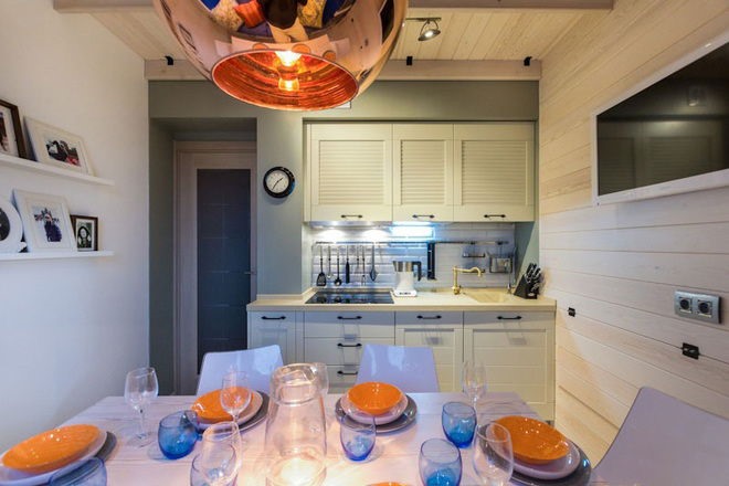 Cách thiết kế hệ thống ánh sáng cũng rất ấn tượng, cách sử dụng đèn bàn ăn, đèn trần với ánh sang dịu nhẹ tạo cho căn bếp cảm giác ấm cúng  và lãng mạn.