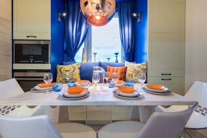 Bàn ăn với thiết kế hiện đại với tông màu trắng,  bàn ăn tuy khôn lớn nhưng cách thiết kế làm cho không gian bày bàn ăn khá lớn, vừa đủ để cho cả một gia đình cùng ăn tối bên nhau.