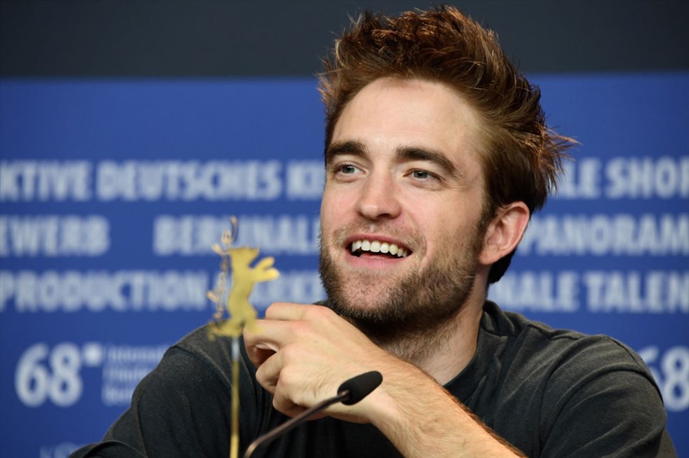 Khi Twilight trở thành một cơn sốt, Robert Pattinson là một trong những diễn viên nổi tiếng nhất thế giới, bộ phim đã giúp anh thu được khối tài sản ròng trị giá 100 triệu USD. Ảnh: Popplz